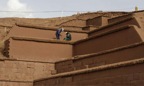 고증을 무시한 ‘날림 공사’로 빈축을 사고 있는 볼리비아의 티와나쿠. 이 곳은 유네스코의 세계문화유산으로 지정되기도 했으나, 재건축 실패가 비난을 사면서 취소될 위기에 놓였다.