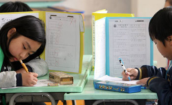 마주 앉아서 수학문제를 풀고 있는 초등학생들. 남학생과 여학생의 수학 점수 차이를 두고 일부에서는 선천적인 이유를 들지만 최근엔 성고정관념과 같은 환경 차이가 더 크다는 연구가 많다. 동아일보 자료 사진