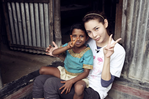방글라데시 라즈바리를 방문해 빈민촌 아이들을 위한 봉사활동을 한 박시연. 
사진제공｜SBS