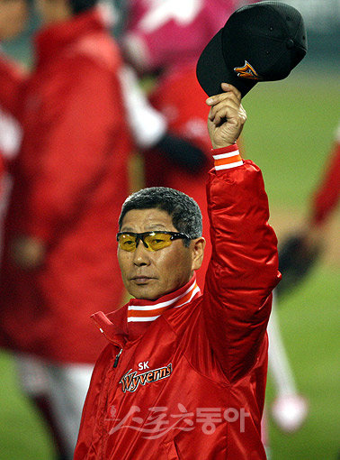 23일 서울 잠실야구장에서 열린 프로야구 SK와 KIA의 한국시리즈 6차전에서 SK가 3-2로 승리를 거두고 승부를 원점으로 돌렸다. SK 김성근 감독이 관중들에게 인사를 하고 있다. 잠실ㅣ 박화용 기자 inphoto@donga.com