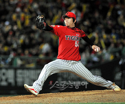 20일 인천 문학야구장에서 열린 프로야구 SK와 KIA의 한국시리즈 4차전에서 KIA 선발 투수 양현종이 역투하고 있다. 문학ㅣ 박화용 기자 inphoto@donga.com