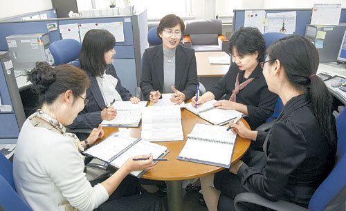 국세청의 유일한 여성 세무조사팀인 서울지방국세청 225조사반(조사2국 2과 5계)이 23일 김정순 팀장(가운데) 주재로 현재 진행 중인 고소득 자영업자에 대한 기획세무조사 관련 회의를 하고 있다. 홍진환 기자