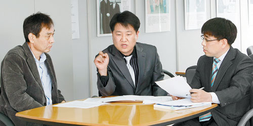 최근 5년간 대학수학능력시험에서 학생들의 성적이 크게 오른 서울시내 3개 학교 교사들은 23일 동아일보에서 열린 좌담회에서
“학생들을 위한 교육 프로그램을 열정적으로 운영한 것이 성공 비결”이라고 입을 모았다. 왼쪽부터 영등포고 박재철 교사, 영신여고
이기웅 교사, 선린인터넷고 장광영 교사. 전영한 기자