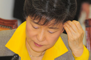 박근혜 전 한나라당 대표가 23일 국회 보건복지가족위원회 국정감사에 참석해 관련 서류를 읽고 있다. 김경제 기자 ☞ 사진 더 보기