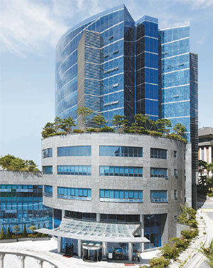 서경대는 19일 서울 성북구 정릉동 캠퍼스 내 유담관 앞 분수광장에서 학술정보관 등으로 구성된 유담관 개관식을 가졌다. 사진은 유담관 전경. 사진 제공 서경대