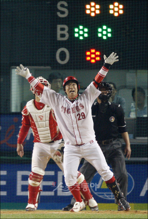 2009프로야구 한국시리즈 7차전 KIA타이거즈 대 SK와이번스의 경기가 24일 서울 잠실야구장에서 열렸다. 5:5 동점 상황 9회말 1사, KIA 나지완이 SK 마무리 투수 채병용을 상대로 결승 솔로 홈런을 날리며 환호하고 있다. 잠실 | 양회성 기자 yohan@donga.com