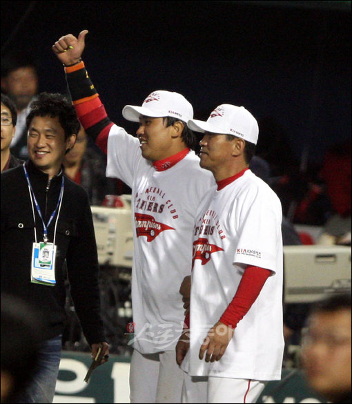 24일 서울 잠실야구장에서 열린 프로야구 SK와 KIA의 한국시리즈 7차전에서 KIA가 9회말 1사 후 나지완의 끝내기 홈런에 힘입어 4-3패로 챔피언에 올랐다. KIA 김상훈이 조범현 감독과 기쁨을 나누고 있다. 잠실ㅣ 박화용 기자 inphoto@donga.com