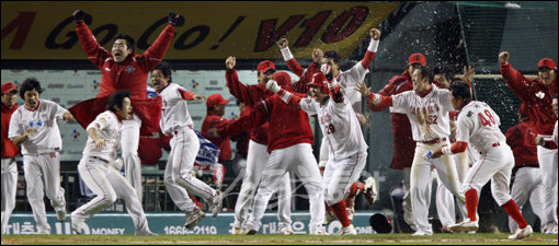 2009프로야구 한국시리즈 7차전 KIA타이거즈 대 SK와이번스의 경기가 24일 서울 잠실야구장에서 열렸다. 5:5 동점 상황 9회말 1사, KIA 나지완이 SK 마무리 투수 채병용을 상대로 결승 솔로 홈런을 날리며 경기를 끝내자 동료들이 뛰어나와 함께 환호하고 있다. 잠실 | 양회성 기자 yohan@donga.com