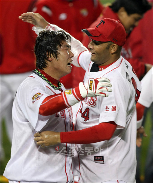 2009 프로야구 한국시리즈 7차전 기아타이거즈 대 SK와이번스 경기가 24일 잠실야구장에서 열렸다. 9회말 1사 기아 나지완의 끝내기 홈런으로 한국시리즈 우승을 확정지은 후 나지완과 로페즈가 기뻐하고 있다. 잠실 | 김종원 기자 won@donga.com