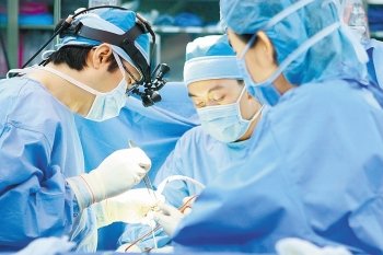 한림대성심병원 척추센터팀이 목디스크 환자에게 디스크 수술을 하고 있다. 사진 제공 한림대 의대