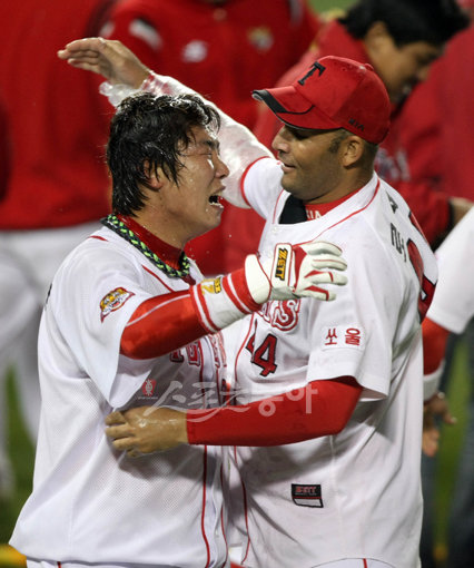 2009 프로야구 한국시리즈 7차전 기아타이거즈 대 SK와이번스 경기가 24일 잠실야구장에서 열렸다. 9회말 1사 기아 나지완의 끝내기 홈런으로 한국시리즈 우승을 확정지은 후 나지완과 로페즈가 기뻐하고 있다. 잠실 | 김종원기자 won@donga.com