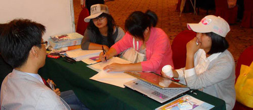중국지역사회연구모임은 9월 17∼22일 중국 쓰촨 성 청두에서 중국 대학생들에게 설문조사를 하고 있다. 사진 제공 중국지역사회연구모임