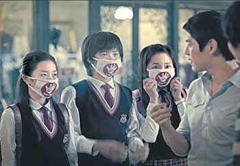 간접흡연은 소아에게도 나쁜 영향을 끼친다. 청소년 간접흡연의 위험을 지적한 보건복지가족부 캠페인 ‘세이 노, 세이브 라이프(Say No, Save Life)’의 한 장면. 사진 제공 보건복지가족부