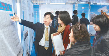 24일 서울 용산구 이촌동 용강중학교에서 2010학년도 고교선택제를 앞두고 서울 중부 교육청 내 학교들이 학부모와 학생들을 대상으로 학교설명회를 열었다. 김동주 기자