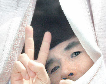2004년 7월 28일 입국한 탈북자 가운데 한 명이 버스 안에서 ‘V’자를 그려 보이고 있다. 동아일보 자료 사진