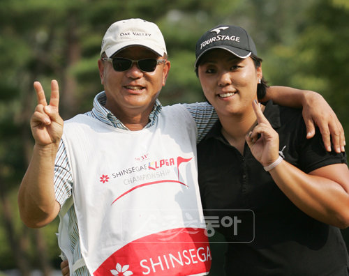 전 야구감독 조창수와 딸 조윤희씨. 사진제공|KLPGA