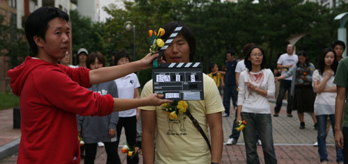 서울 강서구 등촌3동 주공아파트 단지에 영화 세트장이 차려졌다. 주인공 권창욱 씨(가운데)와 마을 주민들이 단체로 춤을 추는 영화의 하이라이트 장면을 찍고 있다. 사진 제공 한국문화예술교육진흥원