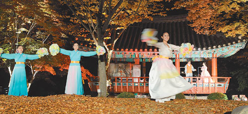 안동국악단원들이 24일 충북 단양군 상휘루에서 퇴계와 두향의 사랑을 다룬 뮤지컬 ‘450년 사랑’을 공연하고 있다. 사진 제공 안동시