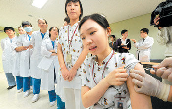 신종플루 예방 백신 접종이 시작된 27일 오전 고려대 구로병원(서울 구로구 구로동)에서 이 병원 임직원들이 줄을 서서 차례로 백신 주사를 맞고 있다. 홍진환 기자