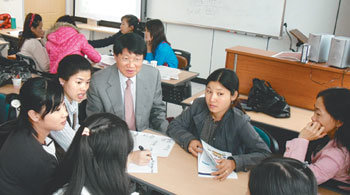 27일 경북 김천시 대광동 김천여성회관에서 다문화가정 금융특강이 열렸다. 금융감독원의 고명진 부국장조사역이 중국 필리핀 베트남 인도네시아 캄보디아 등 5개국 출신 결혼이민여성과 상담을 하고 있다. 김천=이권효 기자