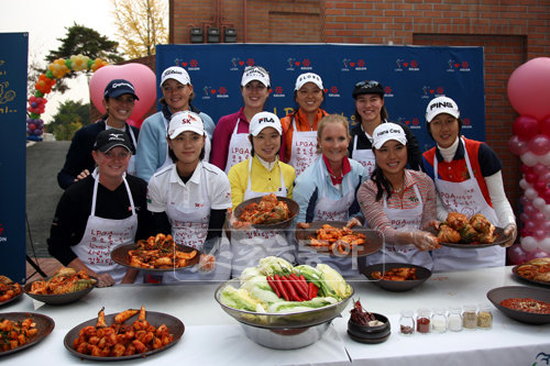28일 경기도 과천 구세군 과천양로원을 방문한 LPGA 투어 선수들이 김치 담그기 행사에 앞서 사진 촬영을 하고 있다. 사진제공｜코오롱엘로드
