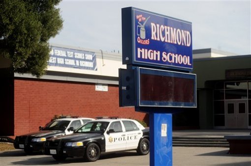 미국 캘리포니아주 리치먼드 고등학교에서 15세 여학생이 행인들이 구경하는 가운데 집단 성폭행을 당하는 사건이 벌어졌다. 수사를 위해 경찰차가 학교 밖에 주차된 모습.