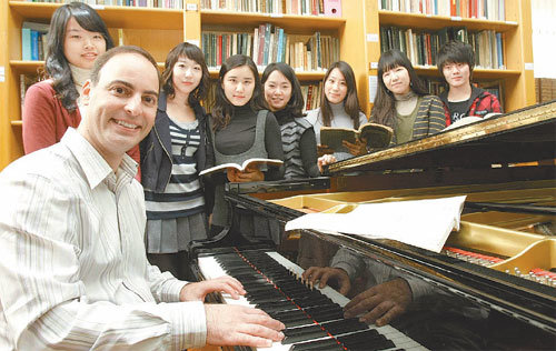 올 3월 서울대 교수로 임용된 피아니스트 아비람 라이케르트(앉아 있는 사람)가 교정에서 만난 학생들과 함께 슈베르트의 즉흥곡을 생각해보는 시간을 ‘즉흥적으로’ 가졌다. 학생들은 그에 대해 “음악을 진정 사랑하게 만드는 열정적인 스승”이라고 평했다. 김재명 기자