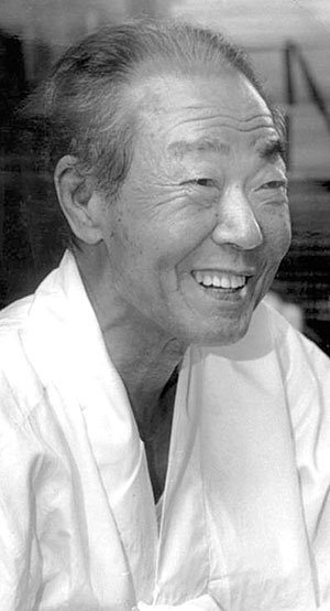 만년 서울 관악구 남현동 고택에 칩거하던 시절의 미당 서정주. 1936년 동아일보 신춘문예에 ‘벽’이 당선돼 등단한 뒤 60여 년 동안 시작 활동을 했던 그는 한국시문학의 거장이자 이원섭 이제하 황동규 등 수많은 제자를 거느린 문단 원로였으나 친일행적 등이 부각되며 논란에 휩싸였다. 동아일보 자료 사진