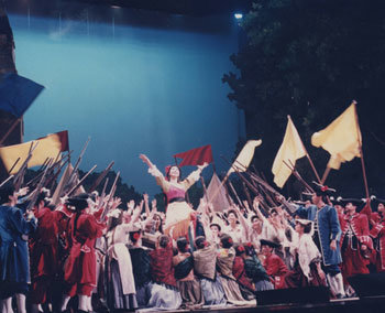 1990년 서울시오페라단이 세종문화회관 대극장에서 공연한 베르디 ‘운명의 힘’. 19년 만에 이 오페라단이 같은 장소에서 다시 공연한다. 사진 제공 서울시오페라단