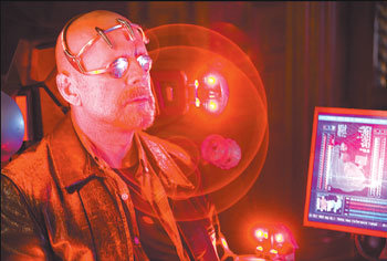 대리로봇이 등장하는 영화 ‘써로게이트’의 한 장면. 사용자는 조종 의자에 앉아 뇌파로 대리로봇을 움직인다. 사진 제공 소니픽쳐스