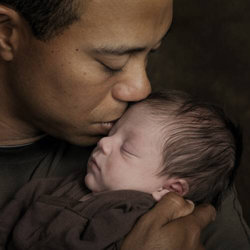 타이거 우즈가  둘째 아이 찰리 액셀을 품에 안고 이마에 키스하고 있다. 동아일보 자료사진