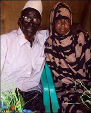 소말리아의 112세 할아버지가 ‘증손녀뻘’되는 17세 소녀와 결혼해 화제를 모으고 있다.
