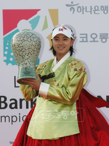 한복을 입고 우승컵을 들고 있는 최나연. 스포츠동아DB
