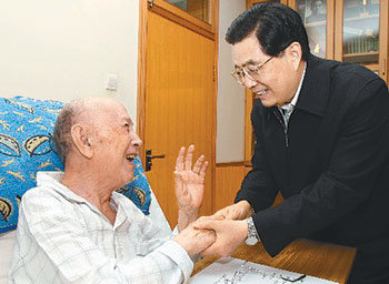후진타오 중국 국가주석이 춘제(설)를 며칠 앞둔 1월 19일 고령인 첸쉐썬 박사를 자택으로 찾아가 손을 맞잡고 대화하고 있다.
첸 박사는 우주항공 기술에 대한 기여와 중국인으로서의 자부심을 높여 최고의 과학자로 존경받았다. 신화통신 홈페이지