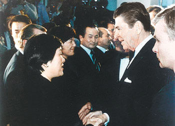 장영신 회장이 1984년 방한한 로널드 레이건 미국 대통령과 만났다. 미국에서 대학을 다닌 장 회장은 1세대 경영인 가운데는 드물게 영어를 능숙하게 한다. 일본어 중국어도 일정 수준 이상이다. 사진 제공 애경그룹