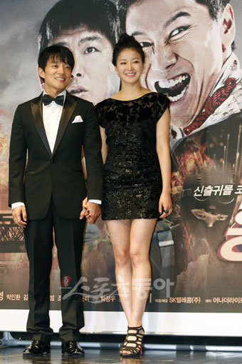 영화 ‘홍길동의 후예’의 제작보고회에서 배우 이범수(왼쪽)와 이시영이 포토타임을 갖고 있다. 사진 | 임진환 기자 photolim@donga.com