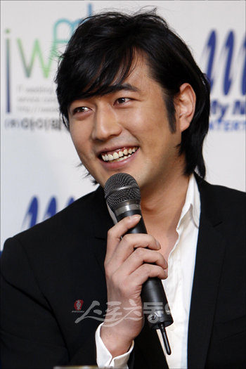 배우 조한선이 2일 오후 서울 논현동 임피리얼 팰리스호텔에서 기자회견을 열고, 2년여 간 교제해온 2살 연하의 대학원생과 내년 1월 9일 결혼할 것임을 발표했다. ‘속도위반’임을 당당히 밝힌 조한선이 취재진의 질문에 밝은 표정으로 답하고 있다. 양회성 기자 yohan@donga.com