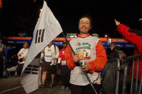 한국 장애인들이 1일(현지시간) 미국 뉴욕에서 열린 제40회 뉴욕마라톤에 참가했다. 사진은 이날 대회에 참가해 7시간30여분 만에 결승점에 도착한 지체장애3급 이지선(31)씨가 태극기를 들고 포즈를 취하고 있다. (뉴욕=연합뉴스)  ☞ 사진 더 보기