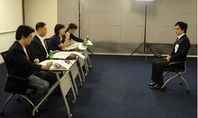 MBC ‘무한도전’의 유재석이 지난 해 같은 방송사에서 실시한 공채 면접에 도전했을 당시 장면.