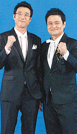 케이블 tvN ‘80일 만에 서울대 가기’의 진행자인 개그맨 이윤석(왼쪽)과 김진수. 단기간에 명문대에 갈 수 있는 비법을 공개한다고 하지만 그 비법이 새롭지 않다는 지적이다. 사진 제공 tvN