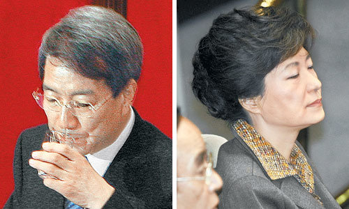 목 타는 鄭… 눈감은 朴운찬 국무총리가 2일 국회에서 열린 제284회 국회 정기회 제4본회의에서 이명박 대통령의 시정연설을 대독하던 중 잠시 물을
마시며 호흡을 가다듬고 있다(왼쪽). 박근혜 전 한나라당 대표가 이날 본회의장에서 정 총리의 대독을 경청했다. 이종승 기자 · 김경제 기자