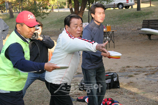 국민생활체육회 이강두 회장(가운데)과 한국디스크골프협회 김성배 회장(왼쪽)이 올림픽공원에서 디스크골프 라운딩을 하고 있다. 사진제공｜국민생활체육회