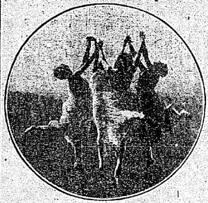 교육적 목적을 띤 1920년대 여학생들의 야외 댄스. 당시 양풍의 유입과 함께 은밀한 비밀 사교댄스장도 유행했다. 동아일보 자료 사진