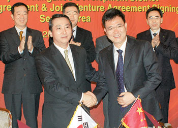 권영수 LG디스플레이 사장(앞줄 왼쪽)이 3일 서울 중구 소공동 롯데호텔에서 8세대 액정표시장치(LCD) 생산라인을 중국
광저우 시에 조성하는 투자 계약을 체결한 뒤 쉐샤오펑(薛曉峰) 광저우경제기술개발구 주임(앞줄 오른쪽)과 악수를 하고 있다.
연합뉴스