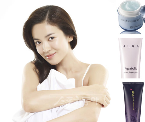 잠자리에 들기 전 수면 팩을 챙겨 바르면 송혜교처럼 매끈한 피부를 만드는 데 도움이 된다. 위쪽부터 라네즈 워터 슬리핑 팩 EX, 헤라 아쿠아볼릭 미네랄 슬리핑 마스크, 한율 고결진액 수면 팩.
사진제공 ｜ 각 업체