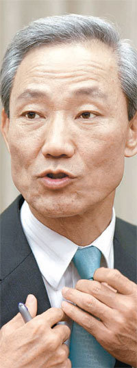 김종훈 외교통상부 통상교섭본부장은 3일 동아일보와의 인터뷰에서 한-인도 포괄적 경제동반자협정(CEPA) 비준동의안의 조속한 처리를 국회에 촉구했다. 이훈구 기자