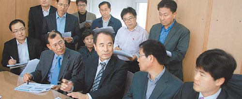 에너지경제연구원 부경진 박사(앞줄 가운데)가 경북도와 일선 시군의 담당직원들과 함께 에너지산업에 관한 토론을 하고 있다. 이권효 기자