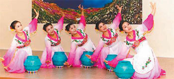 최근 광주에 사는 새터민 예술인으로 구성된 백두산민족예술단이 북한 음식 전문식당인 ‘백두산’에서 ‘물동이 춤’을 선보이고 있다. 사진 제공 아시아문화교류재단