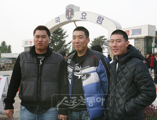 한화 류현진, 두산 김현수 고영민(왼쪽부터)이 5일 논산훈련소 입소 직전 만나서 밝게 웃고 있다. 사진제공 ｜ 한화 이글스