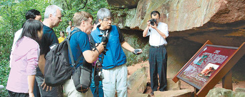우경식 IUCN 세계자연유산 실사위원(오른쪽에서 두 번째)이 중국 ‘단샤’ 지역 붉은 사암의 보존 상태를 살펴보고 있다. 사진 제공 우경식 위원